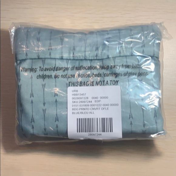 BDG Lightweight Nylon Arrow Print Duffle Bag – Foldable & Travel-Ready - Picture 3 of 6